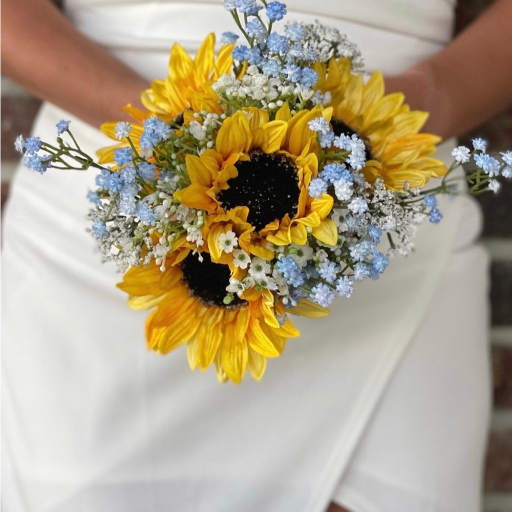 Five bridesmaids bouquets. Sunflowers